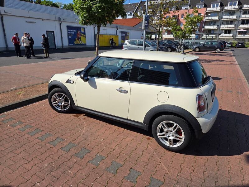 Weiß Gebraucht 2009 Mini ONE Kleinwagen | 4.000 € - Bild 1/4