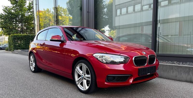 Melbournerot metallic Gebraucht 2018 BMW 118 M Sport Kleinwagen | 12.950 € (Superpreis) - Bild 1/4