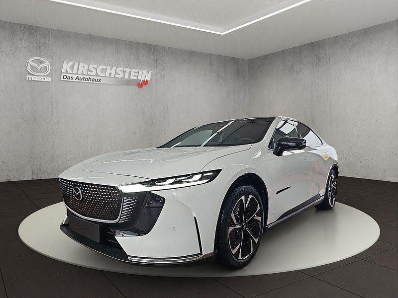 Crystal white pearl Neu 2025 Mazda 6e Takumi-Line Limousine | 38.760 € (Superpreis) - Bild 1/4