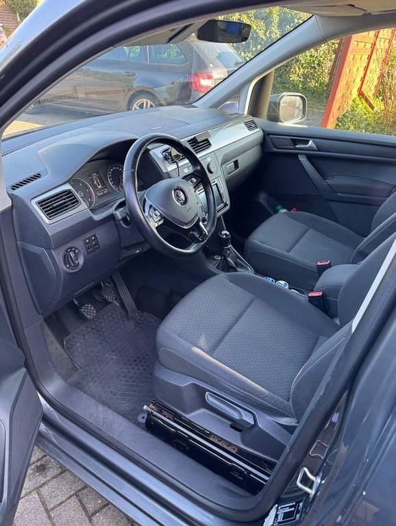 Grau Gebraucht 2015 VW Caddy Trendline Van / Kleinbus | 9.888 € (Fairer Preis) - Bild 1/4