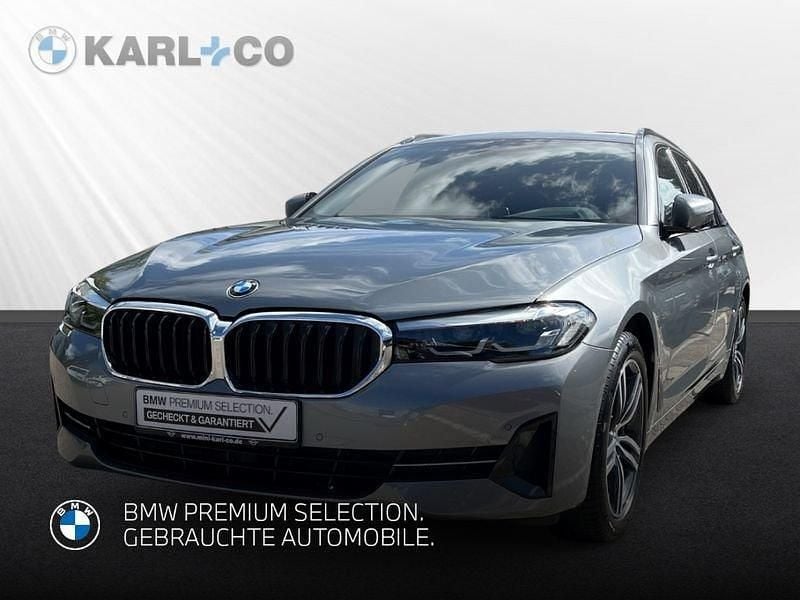 Grau Gebraucht 2023 BMW 520 Sport Line Kombi | 37.398 € (Fairer Preis) - Bild 1/4