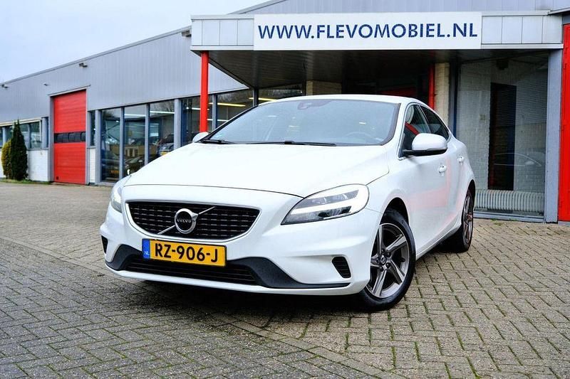 Weiß Gebraucht 2018 Volvo V40 Business Edition Limousine | 11.850 € (Fairer Preis) - Bild 1/4