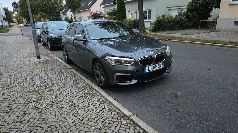 Grau Gebraucht 2016 BMW M135 M Sport Kleinwagen | 20.500 € (Fairer Preis) - Bild 1/4