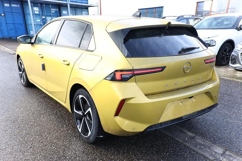 Neu Opel Astra Elegance 181 PS (133 kW) 2025 Kult gelb metallic Limousine