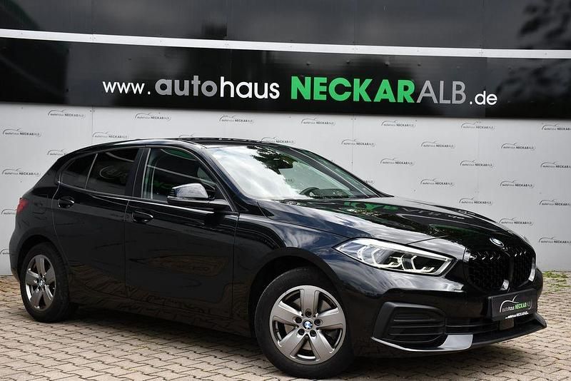 Black sapphire Gebraucht 2020 BMW 118 Advantage Kleinwagen | 19.900 € (Fairer Preis) - Bild 1/4