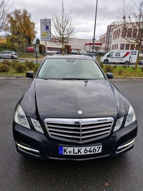 Schwarz Gebraucht 2012 Mercedes E300 Avantgarde Limousine | 9.800 € (Superpreis) - Bild 1/4