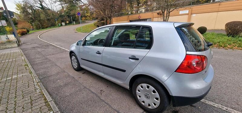 Silber Gebraucht 2005 VW Golf IV Kleinwagen | 2.900 € (Fairer Preis) - Bild 1/4