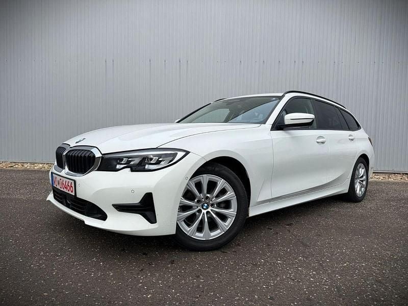 Weiß Gebraucht 2020 BMW 318 Sport Line Limousine | 22.499 € (Fairer Preis) - Bild 1/4