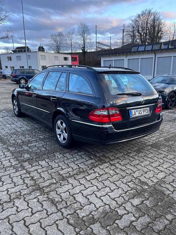 Gebraucht Mercedes E220 Avantgarde 170 PS (125 kW) 2009 Schwarz Limousine