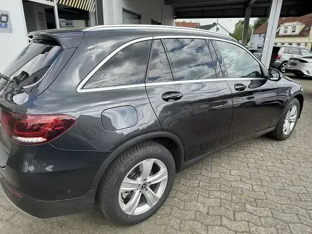 Gebraucht Mercedes GLC300 245 PS (180 kW) 2020 Graphitschwarzmetallic SUV
