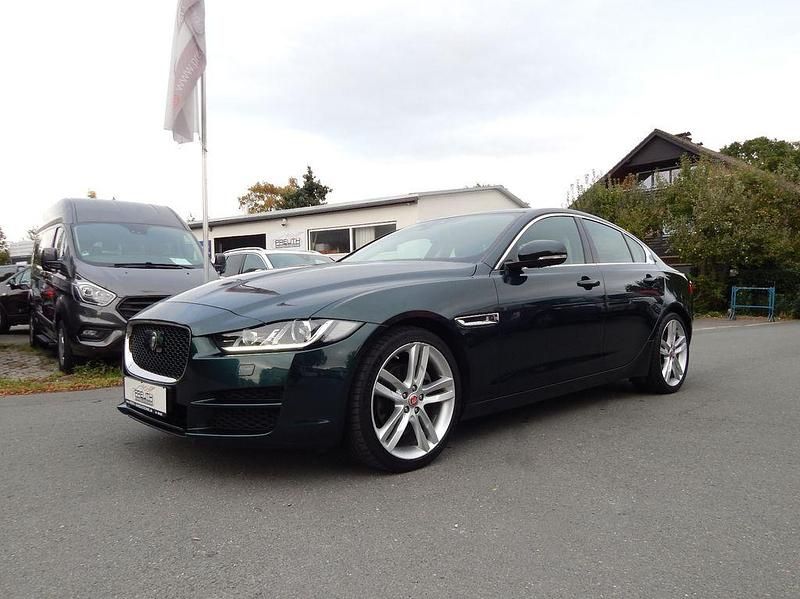 British racing green Gebraucht 2018 Jaguar XE Portfolio Limousine | 18.490 € (Guter Preis) - Bild 1/4