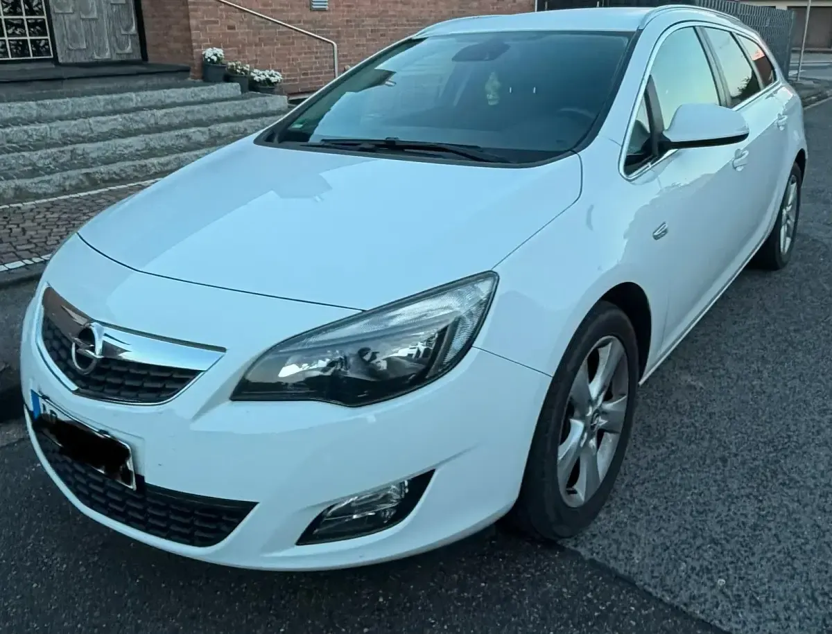 Gebraucht Opel Astra 165 PS (121 kW) 2012 Weiß Kombi