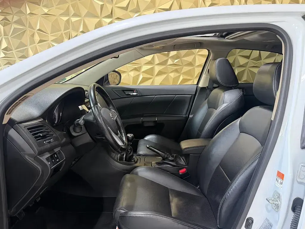 Gebraucht Suzuki Kizashi Sport 178 PS (130 kW) 2012 Weiß Limousine