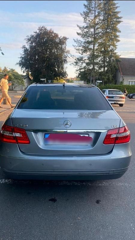 Grau Gebraucht 2009 Mercedes E250 Limousine | 7.000 € (Superpreis) - Bild 1/4