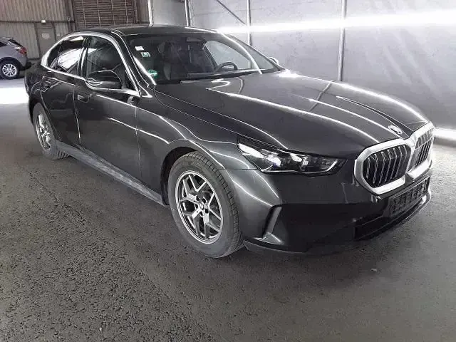 Gebraucht BMW 520 Performance 208 PS (152 kW) 2024 Grau Limousine
