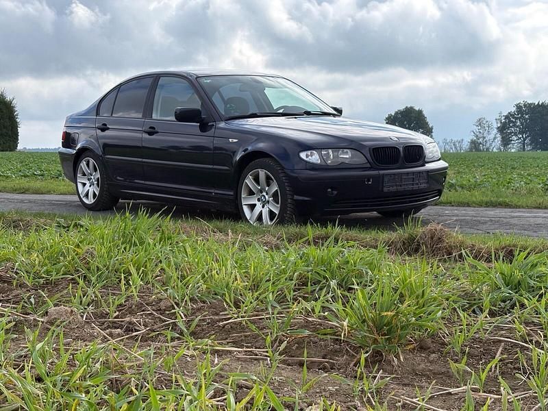 Blau Gebraucht 2003 BMW 318 Limousine | 1.899 € (Guter Preis) - Bild 1/4