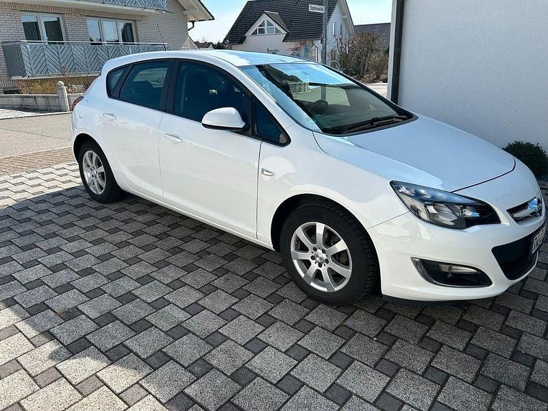 Gebraucht Opel Astra 101 PS (74 kW) 2012 Weiß Limousine