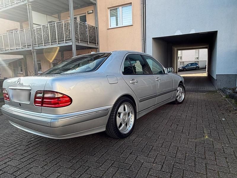 Gebraucht Mercedes E320 197 PS (144 kW) 2000 Silber Limousine