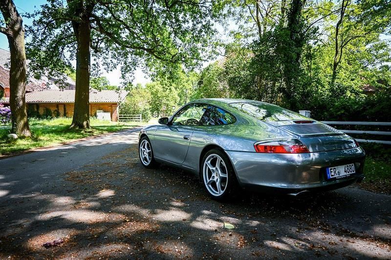 Grau Gebraucht 2003 Porsche 911 Carrera Coupé | 32.911 € (Superpreis) - Bild 1/4