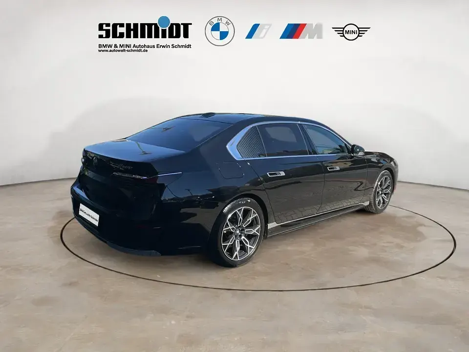 Gebraucht BMW 750e Comfort Edition 489 PS (359 kW) 2023 Saphirschwarz Limousine