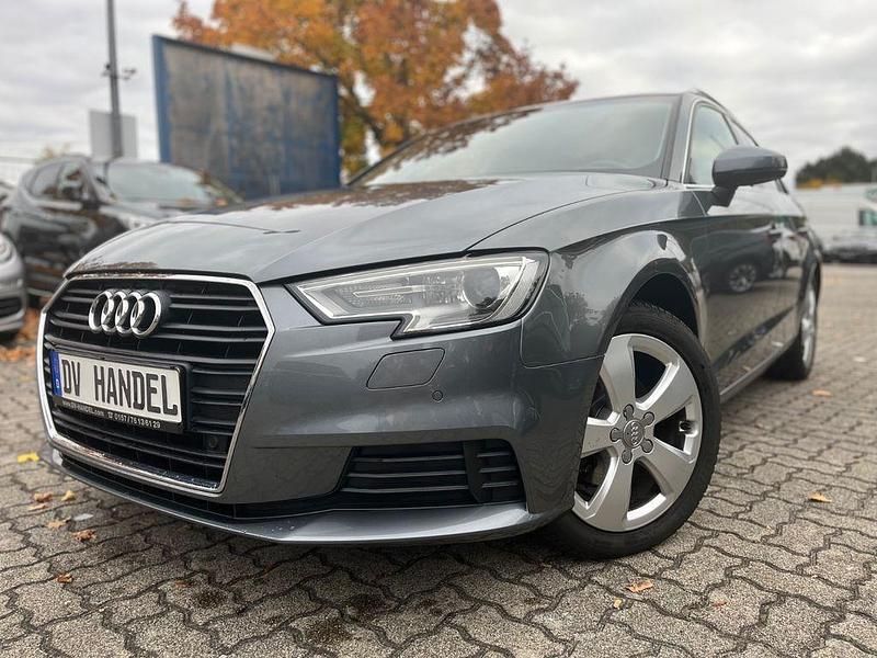 Grau Gebraucht 2018 Audi A3 Sportback Comfort Limousine | 16.450 € (Fairer Preis) - Bild 1/4