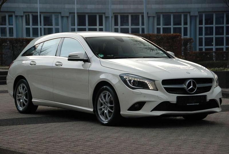 Gebraucht Mercedes CLA180 122 PS (89 kW) 2016 Calcitweiss/zirrusweiss Limousine