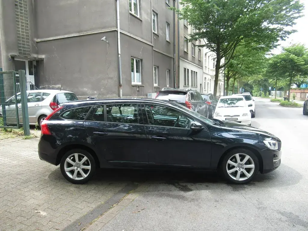 Gebraucht Volvo V60 150 PS (110 kW) 2017 Blau Kombi
