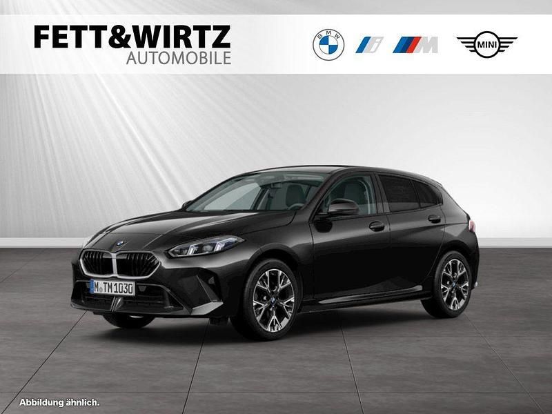 Saphirschwarz metallic Neu 2025 BMW 120 M Sport Kleinwagen | 34.990 € (Fairer Preis) - Bild 1/3