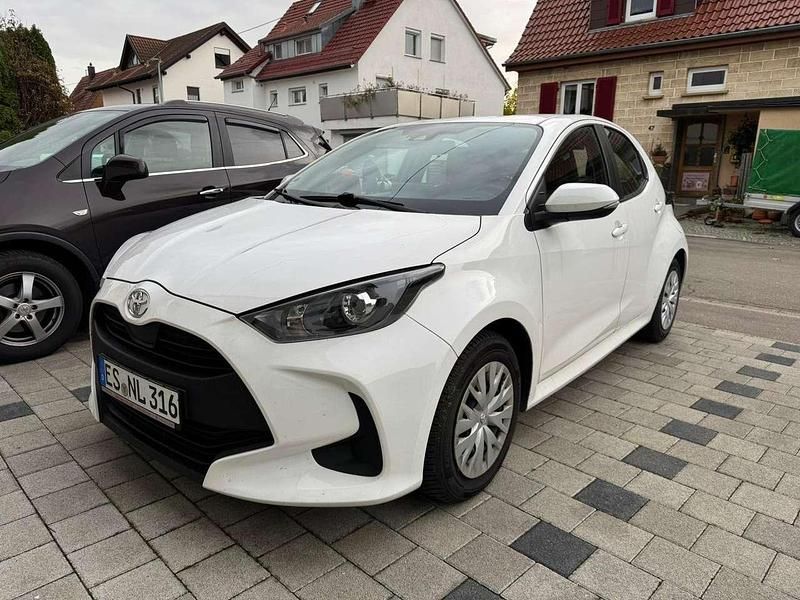 Weiß Gebraucht 2022 Toyota Yaris Comfort Kleinwagen | 17.400 € (Fairer Preis) - Bild 1/4
