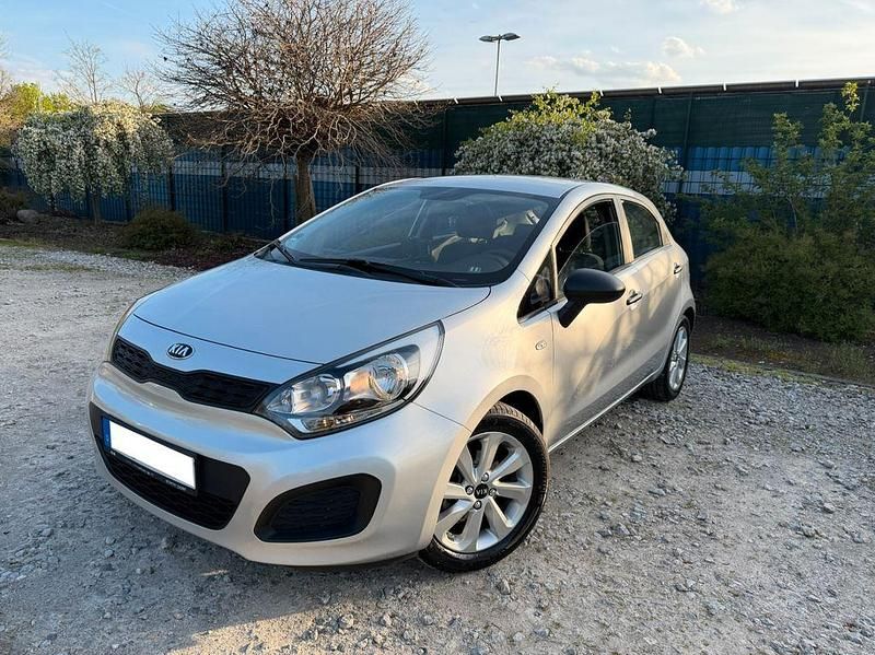 Second-hand Kia Rio 86 CP (63 kW) 2014 Argintiu Berlinǎ