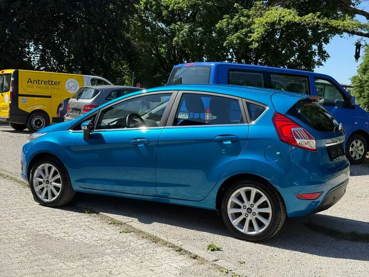 Gebraucht Ford Fiesta Titanium 80 PS (58 kW) 2015 Arubablau metallic Kleinwagen