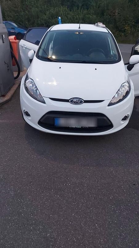 Weiß Gebraucht 2012 Ford Fiesta Trend Kleinwagen | 2.100 € (Guter Preis) - Bild 1/4