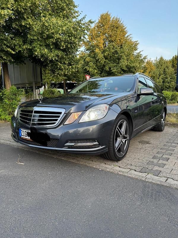 Grau Gebraucht 2011 Mercedes E350 Kombi | 13.500 € (Etwas zu teuer) - Bild 1/4