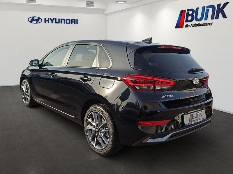 Neu Hyundai i30 Advantage 140 PS (102 kW) 2025 Abyss black Limousine