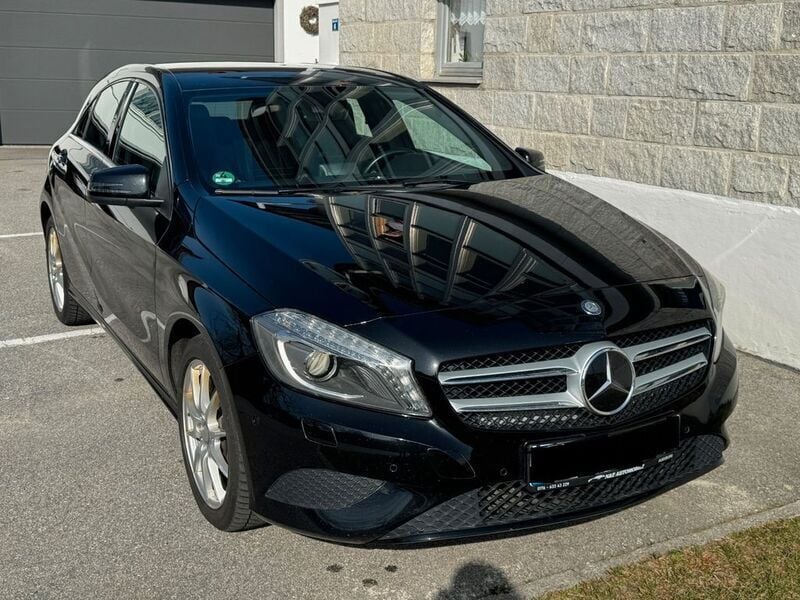 Schwarz Gebraucht 2015 Mercedes A250 Urban Limousine | 16.200 € (Fairer Preis) - Bild 1/4