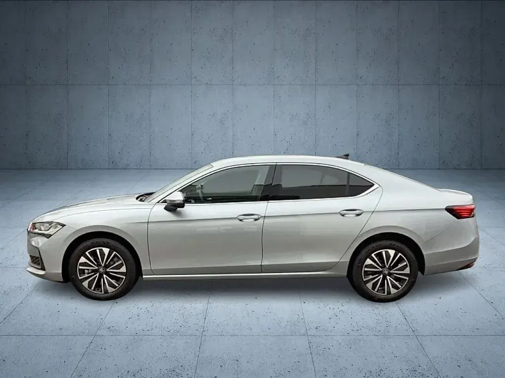 Neu Skoda Superb Selection 204 PS (150 kW) 2026 Silber Limousine