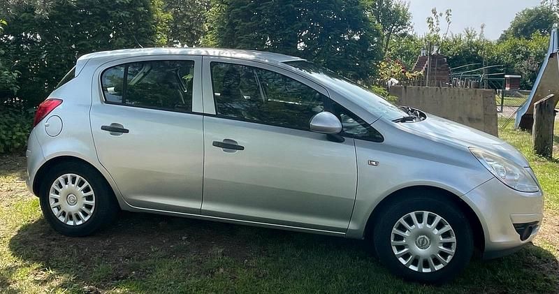 Używany Opel Corsa 80 KM (58 kW) 2009 Srebrny Hatchback