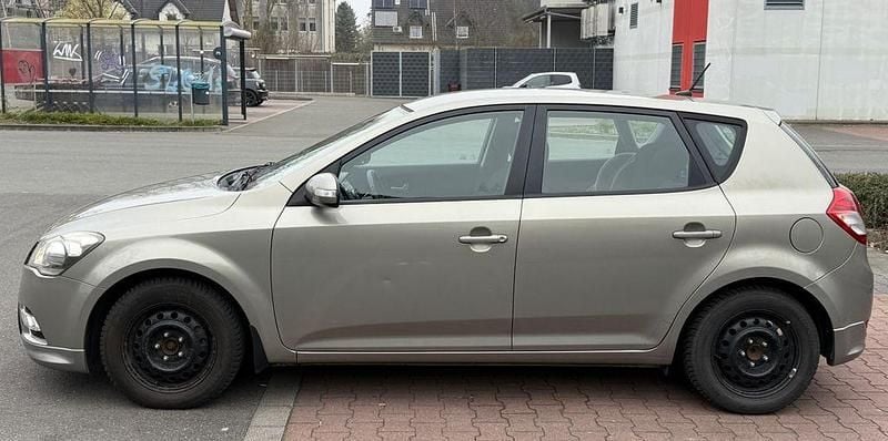 Gebraucht Kia Ceed Spirit 128 PS (94 kW) 2012 Kleinwagen