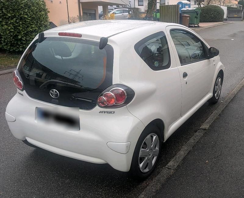 Gebraucht Toyota Aygo 68 PS (50 kW) 2010 Weiß Kleinwagen