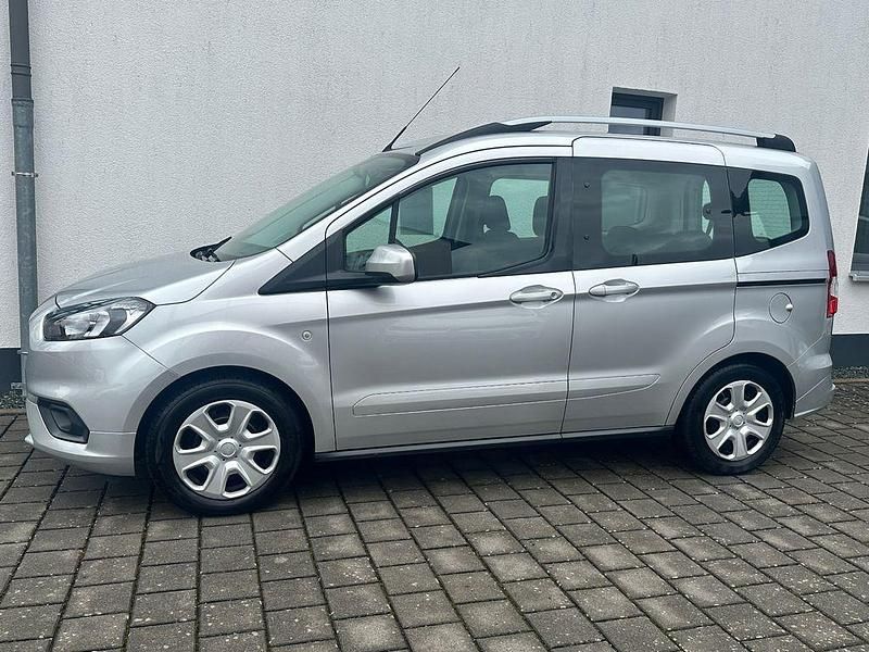 Silber (polarsilber) Gebraucht 2019 Ford Tourneo Courier Trend Van / Kleinbus | 11.980 € (Guter Preis) - Bild 1/4