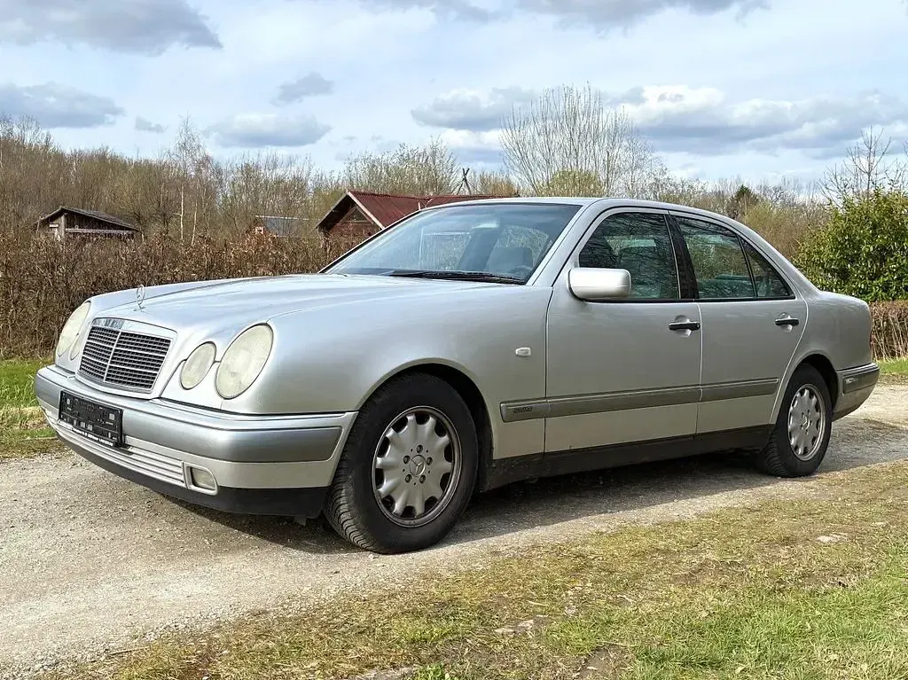 Gebraucht Mercedes E230 150 PS (110 kW) 1997 Silber Limousine