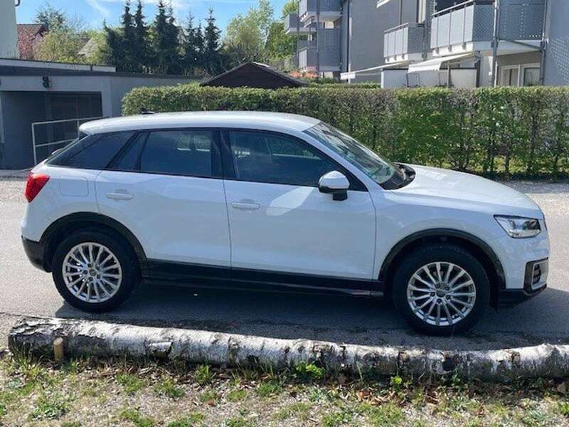 Weiß Gebraucht 2020 Audi Q2 Design SUV | 25.000 € (Etwas zu teuer) - Bild 1/4