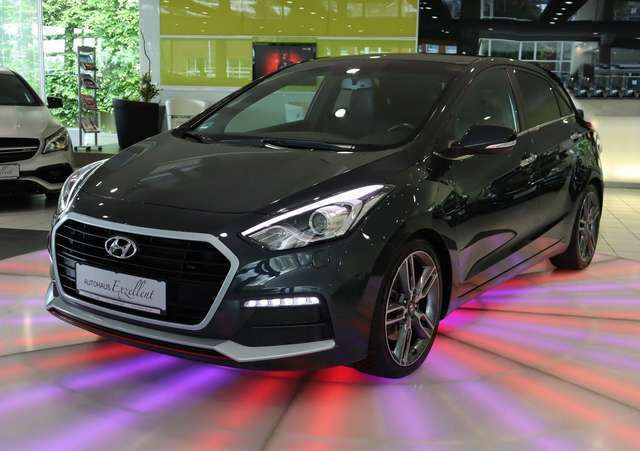 Grau Gebraucht 2016 Hyundai i30 Turbo Limousine | 15.950 € (Teuer) - Bild 1/4