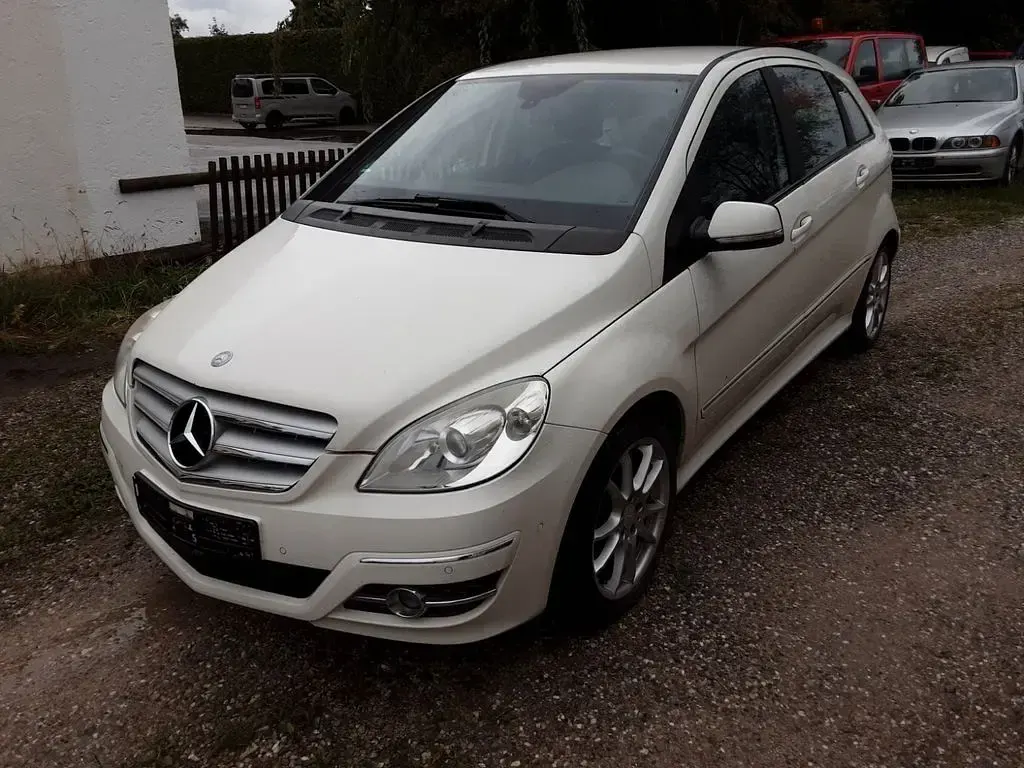 Gebraucht Mercedes B200 136 PS (100 kW) 2011 Weiß Kleinwagen