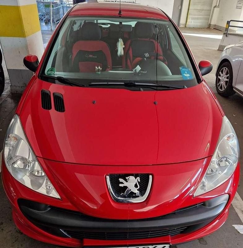 Gebraucht Peugeot 206 Basis 60 PS (44 kW) 2017 Rot Kleinwagen