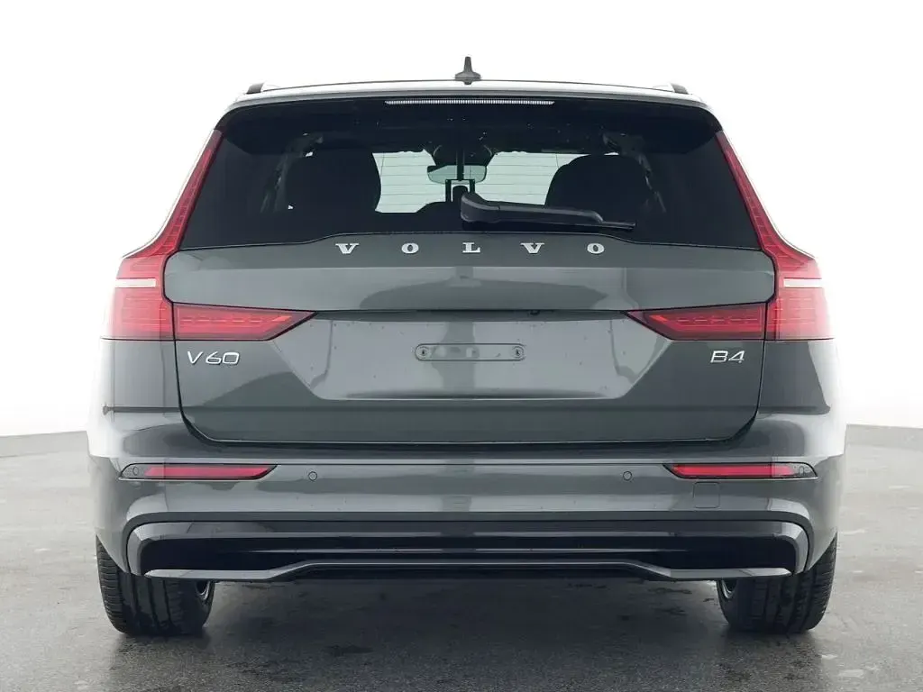 Gebraucht Volvo V60 Plus 197 PS (144 kW) 2025 Gruen Kombi
