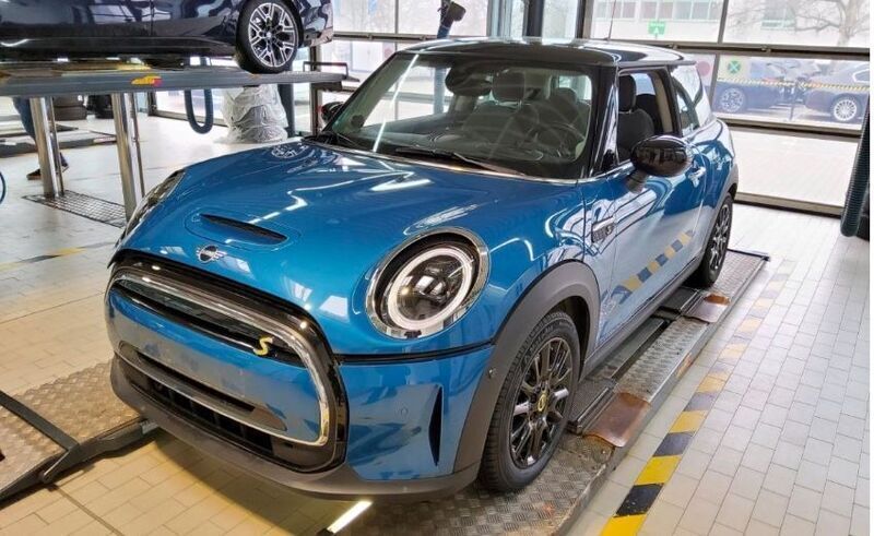 Blau Gebraucht 2023 Mini Cooper SE Classic Kleinwagen | 16.290 € (Superpreis) - Bild 1/4