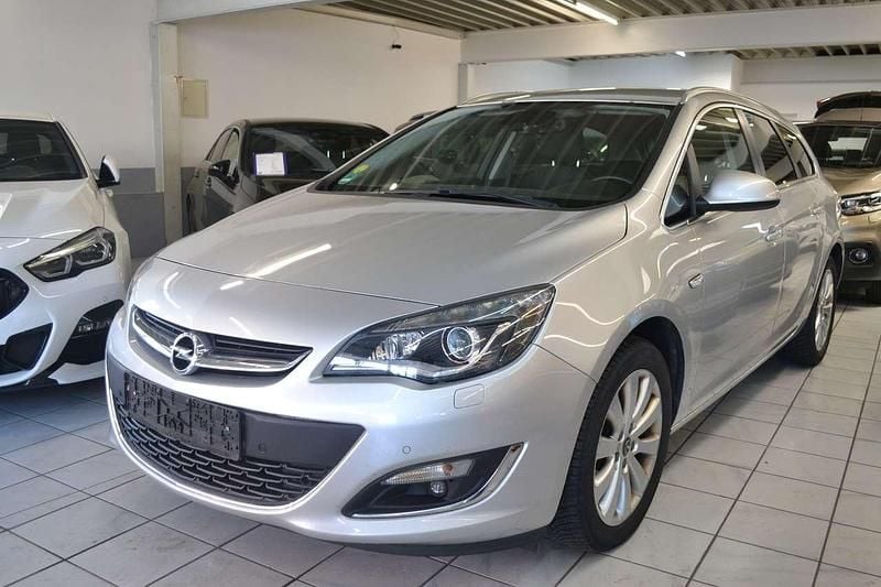 Gebraucht Opel Astra Exklusiv 165 PS (121 kW) 2014 Argon silber/ice silver (m2) Kombi