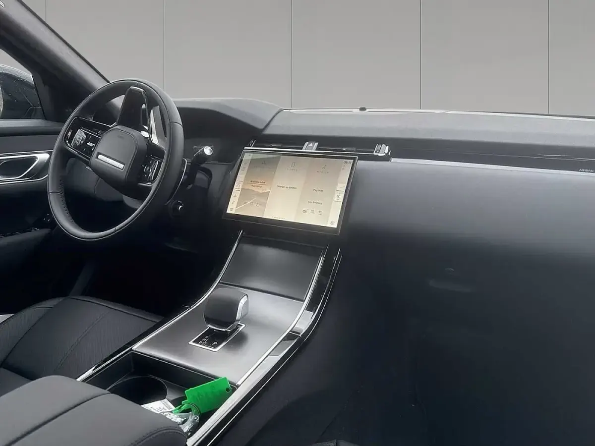Second-hand Land Rover Range Rover Velar SE Dynamic 304 CP (223 kW) 2025 Negru SUV