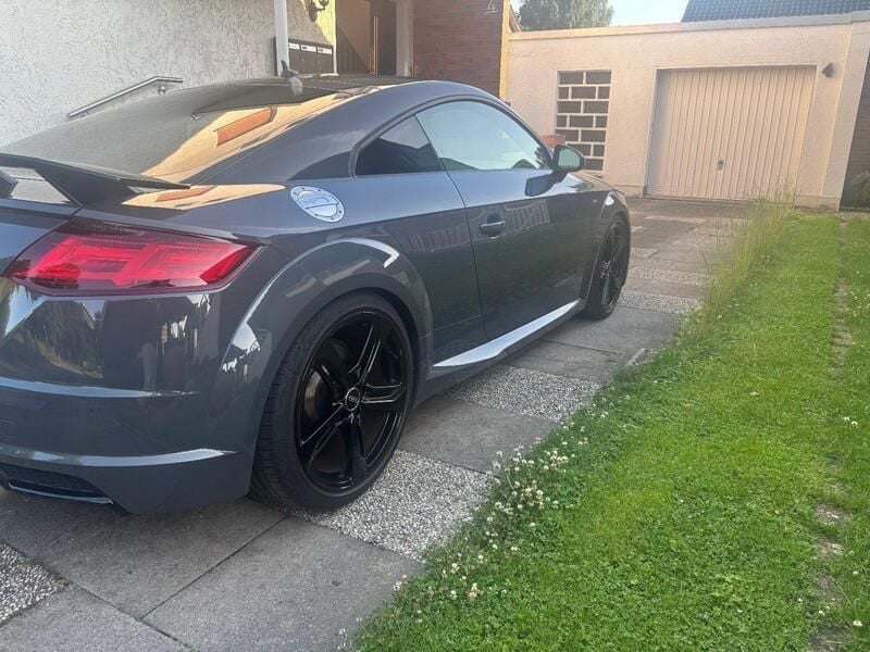 Grau Gebraucht 2017 Audi TT Competition Coupé | 30.900 € - Bild 1/4